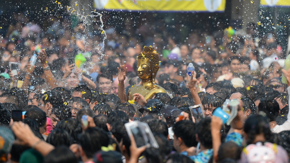 Нонг Кхай отмечает Сонгкран священной процессией Луанг Пхо Пхра Сай