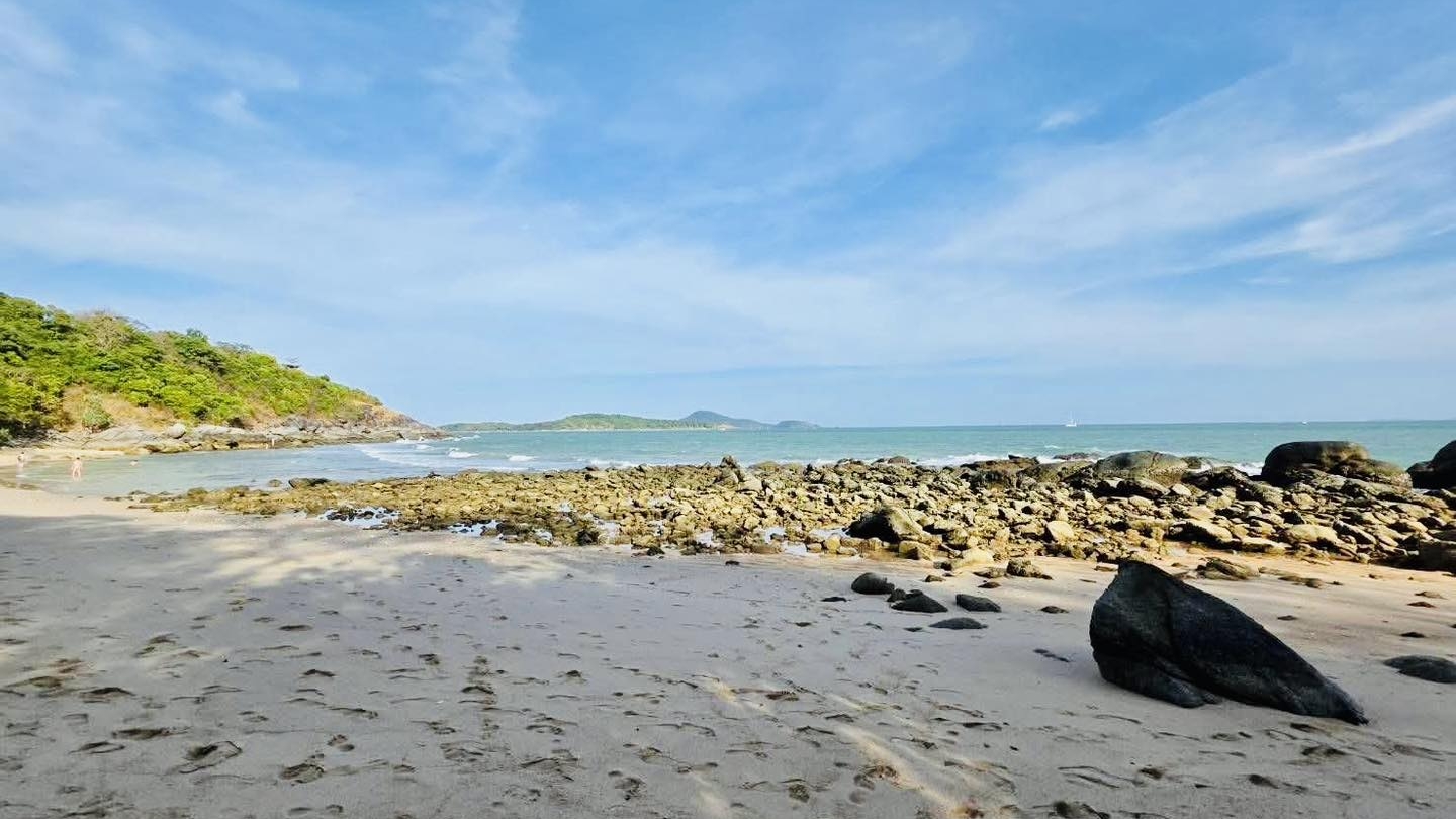 Жители Пхукета обеспокоены «нудистским пляжем» в Раваи и требуют расследования