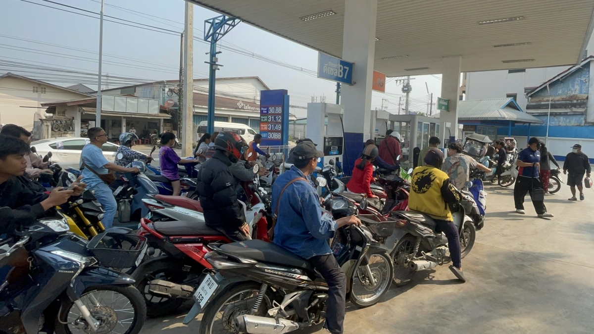 Топливный ажиотаж в Мэ Сай из-за опасений по поводу экспорта