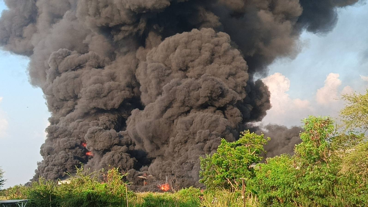 Крупный пожар с взрывами на заводе химикатов в Чаченгсао