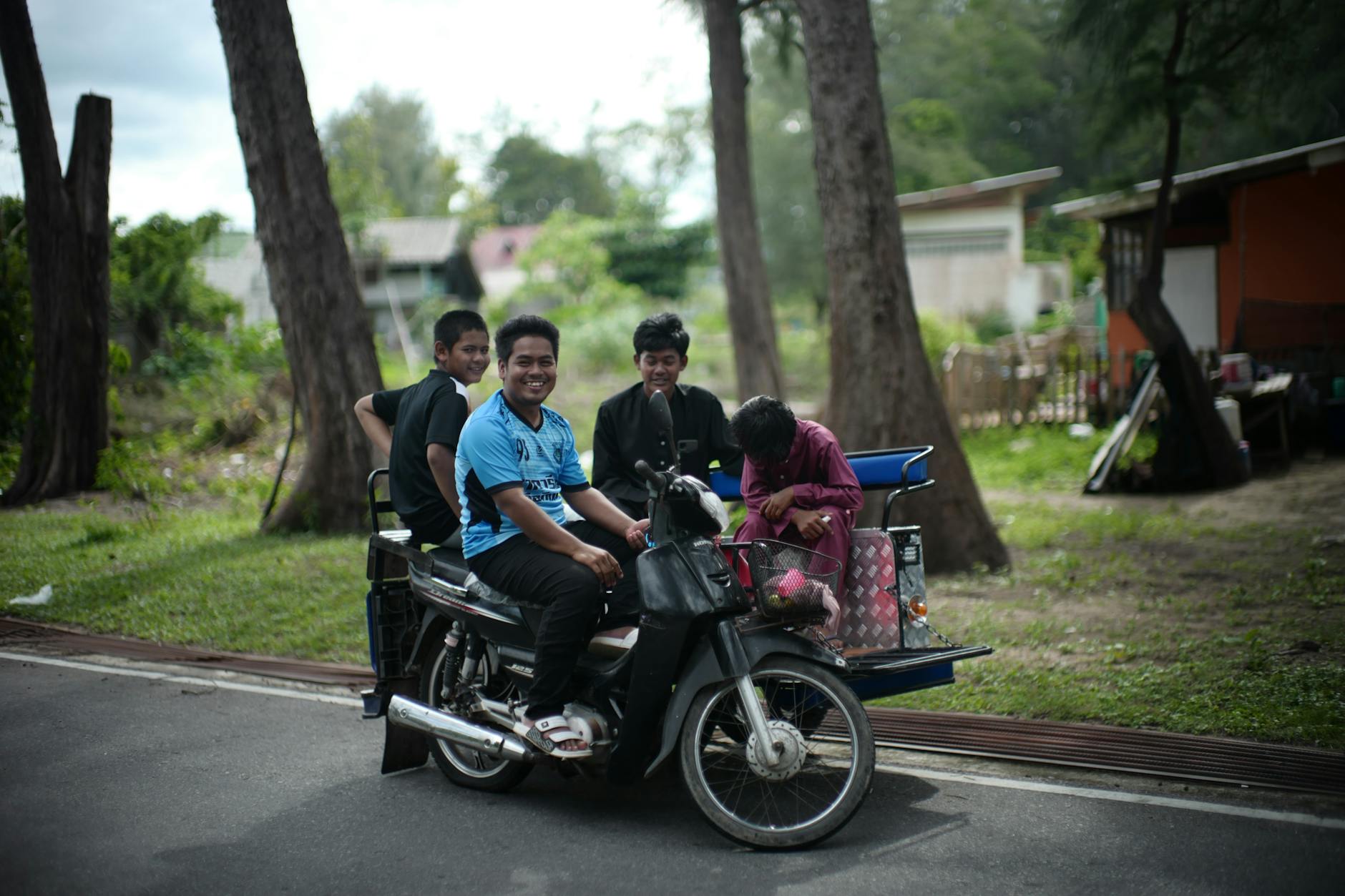 Взрыв в провинции Яла: двое ранены после обнаружения граффити
